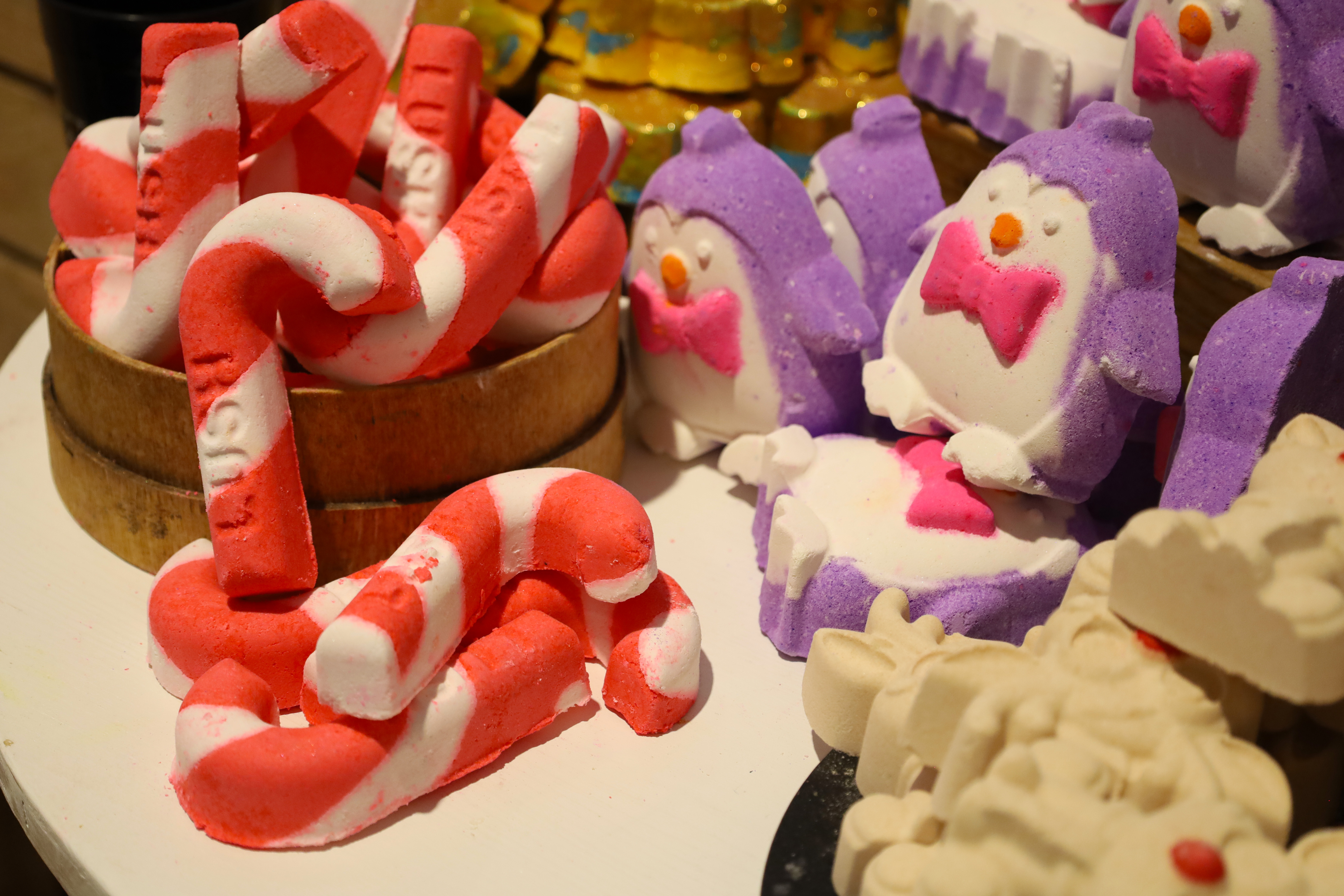 Bunte Badebomben von Lush an einem Stand