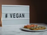 © Tima Miroshnichenko_Pexels Teller mit Broten, dahinter Aufschrift vegan