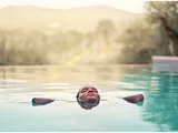 Person treibt entspannt in Spa-Pool