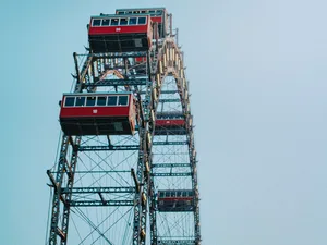 Das Wiener Riesenrad mit seinen roten Kabinen vor dem blauen Himmel