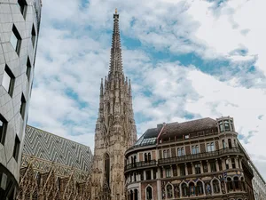 Blick auf den Turm des Stephansdoms in der Wiener Innenstadt