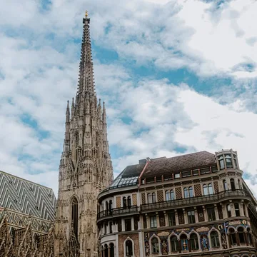 Blick auf den Turm des Stephansdoms in der Wiener Innenstadt