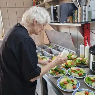 Es ist nie zu spät! 80-Jährige eröffnet veganes Restaurant