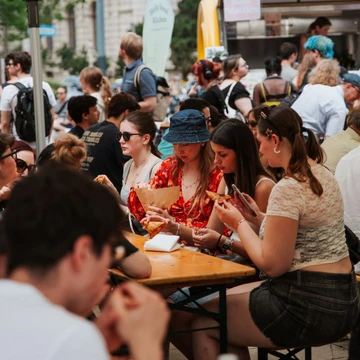 © -- Pflanzliches Streetfood-Paradies: Veganmania erstmals am Grazer Hauptplatz