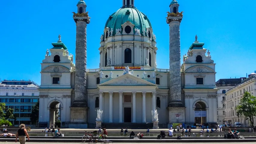 Frontalaufnahme der Karlskirche am Wiener Karlsplatz