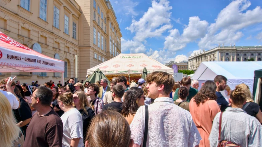 1_crowd_c_sabrina_bayer.jpg