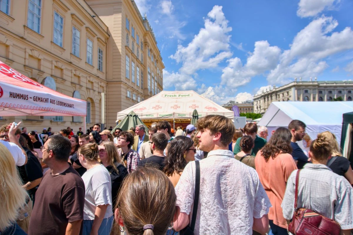1_crowd_c_sabrina_bayer.jpg