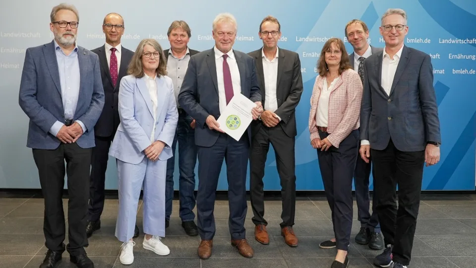 Der Wissenschaftliche Beirat übergibt sein Gutachten an den Landwirtschaftsminister