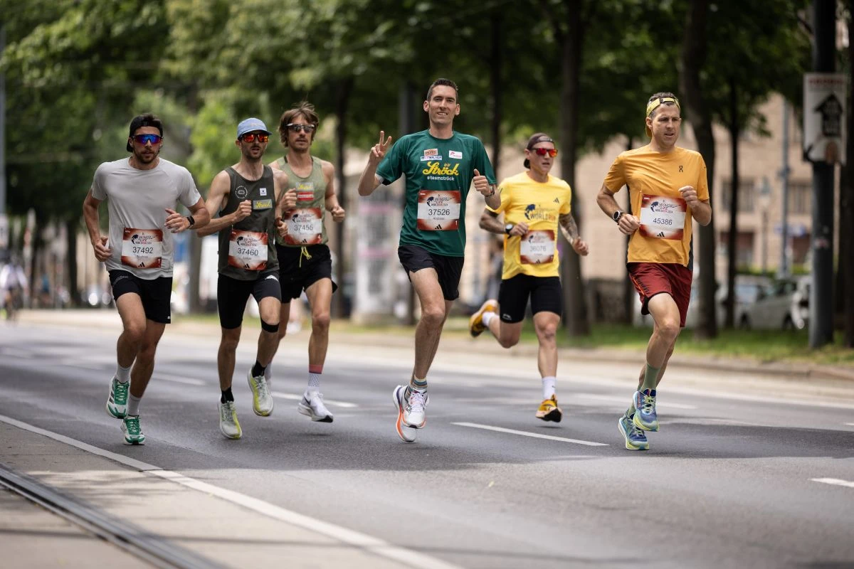 Andreas Vojta inmitten von anderen Läufern beim Wings for Life Run 2024