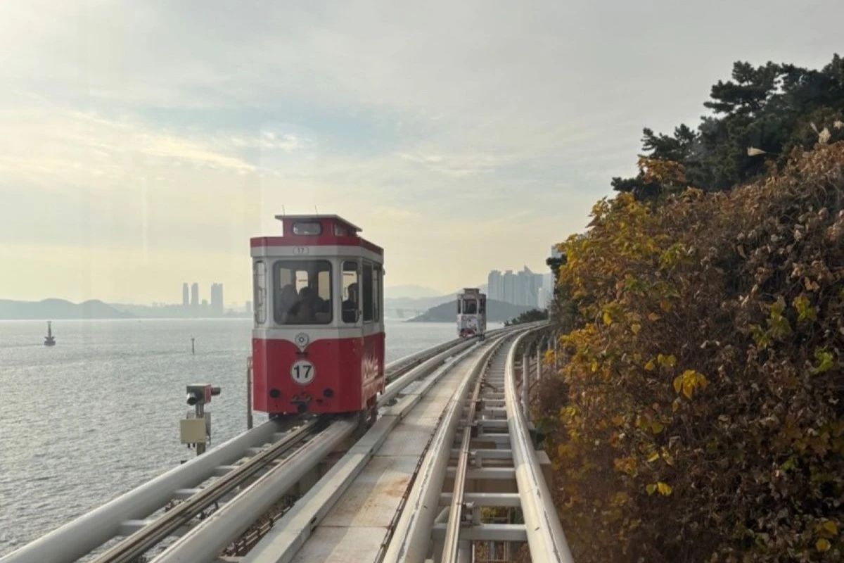 Ausblick über die Schienen der Sky-Capsule und weiter über die Bucht von Busan