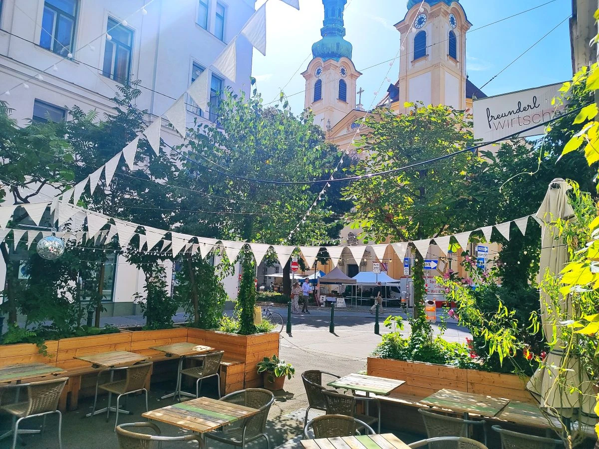 Blick auf den Gastgarten der freunderlwirtschaft und die Servitenkirche
