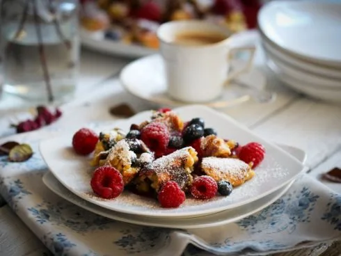 Kaiserschmarrn mit Himbeersauce und Heidelbeeren