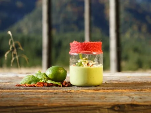 Limetten-Avocadosuppe