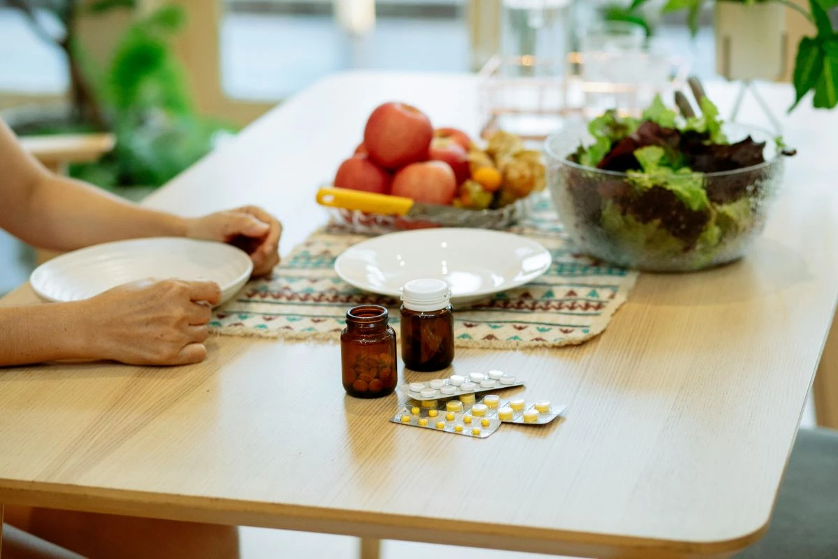 Gedeckter Tisch mit NEMs im Vordergrund uns einer Schüssel Salat im Hintergrund