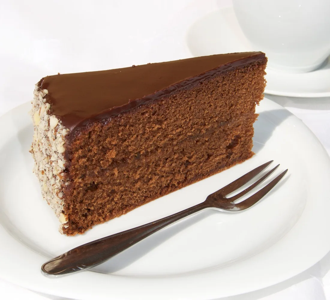 sachertorte_cut.jpg