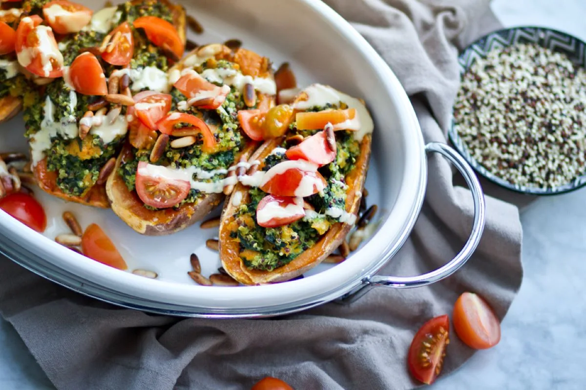 Mit Spinat, Frischkäse und Quinoa gefüllte Süßkartoffel