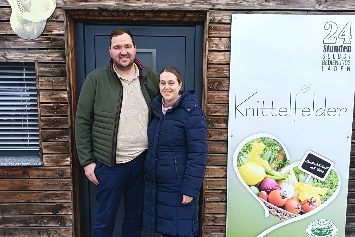 Christoph und Christina Knittelfelder stehen vor ihrem Selbstbedienungsladen in Gnas in der Steiermark.