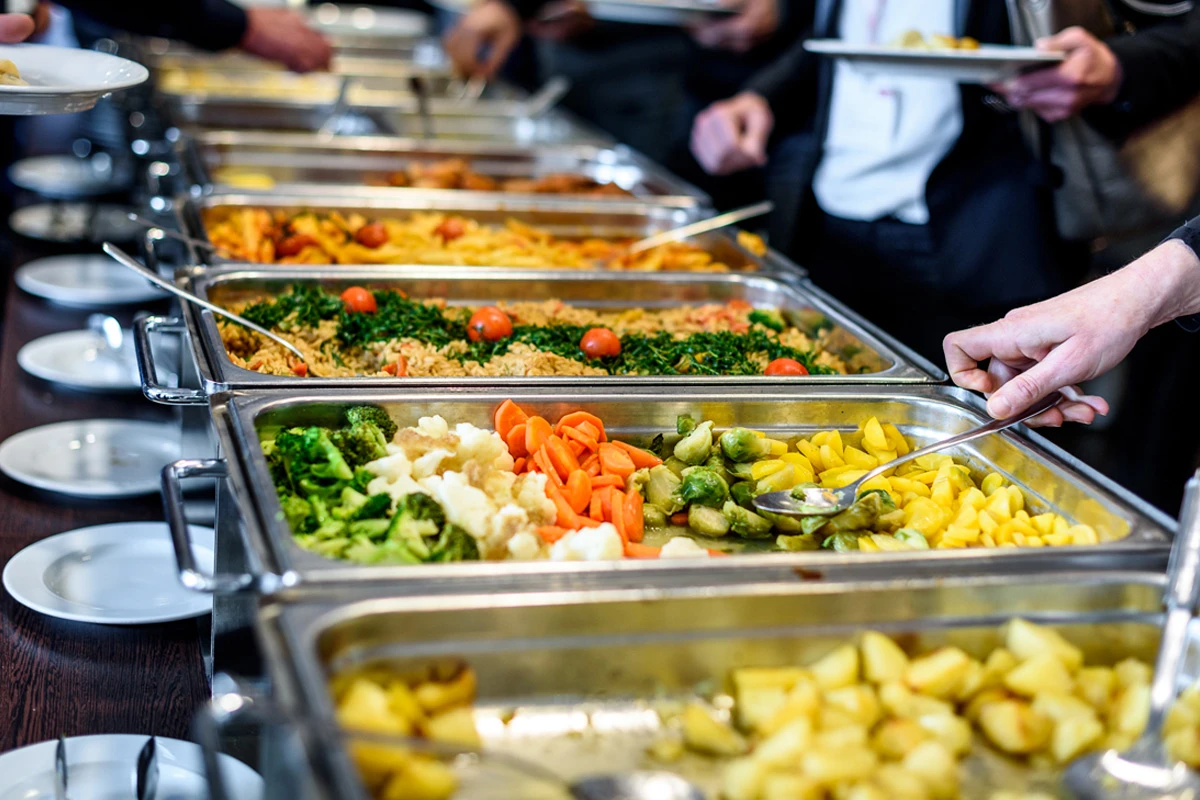 Foto eines Kantinenbuffets mit pflanzlichen Speisen in mehreren Behältnissen