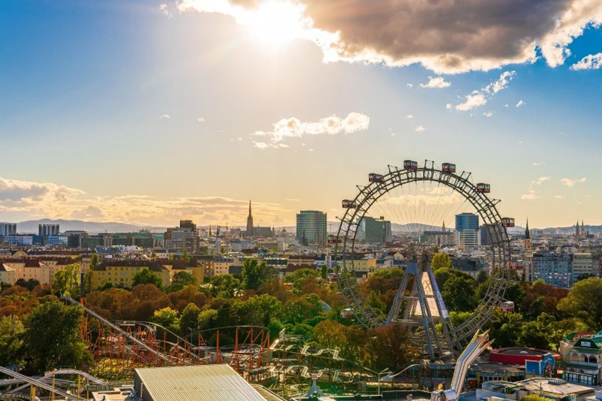 Blick über den Prater und das Riesenrad bis zur Wiener Innenstadt auf den Stephansdom
