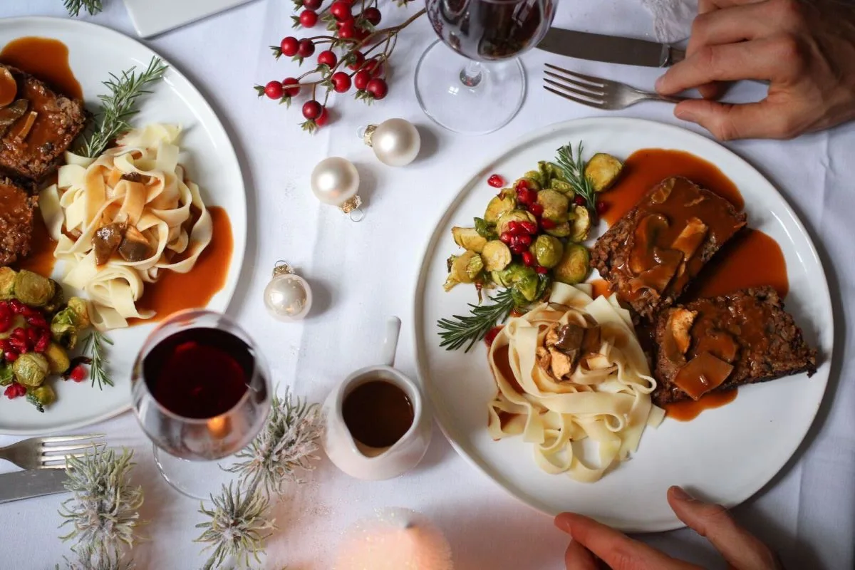 Maronen-Nussbraten, festlich angerichtet und auf einem weihnachtlich dekorierten Tisch