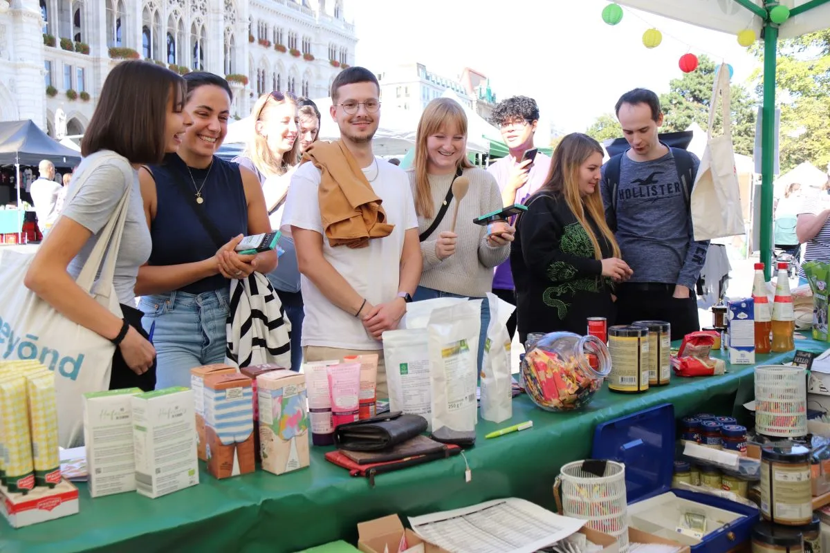 veganmania_rathausplatz_crowd_small.jpg